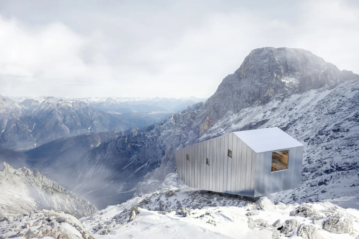 Materassi in quota, bivacco. Bivacco Fanton, una moderna struttura architettonica situata sulle Dolomiti. Forcella Marmarole, a quota 2.667 metri.